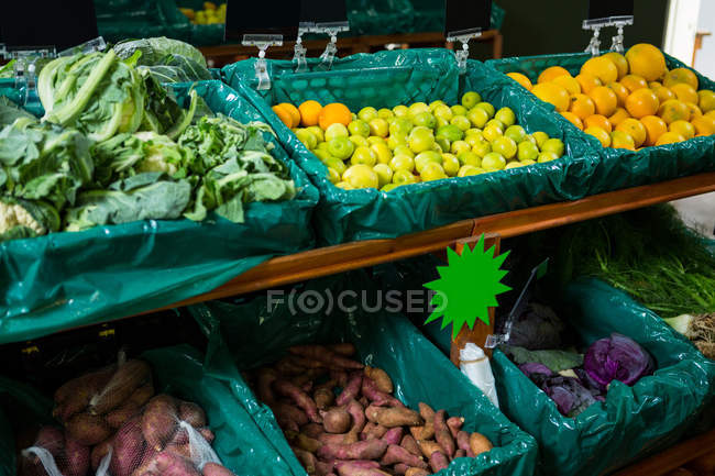 Variedade de legumes e frutas na prateleira no supermercado — Fotografia de Stock