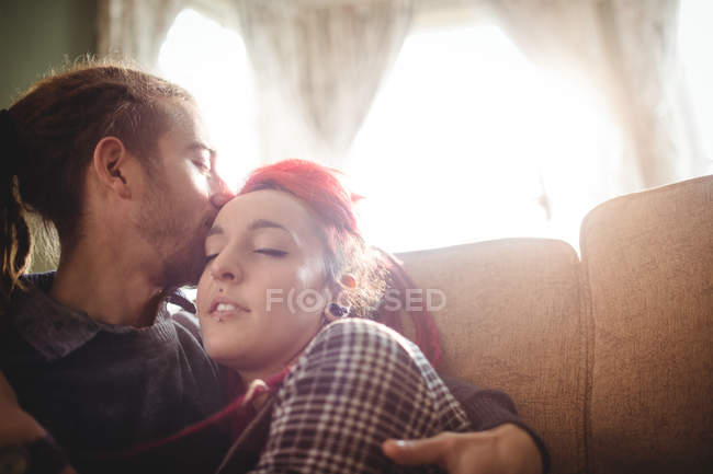 Primo piano di hipster uomo baciare donna a casa — Foto stock