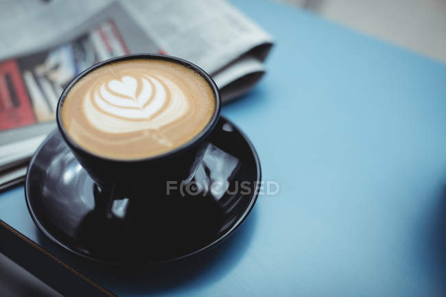 Vue grand angle de tasse à café sur la table dans le café — Photo de stock