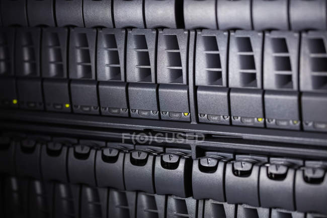Close-up de torres de hardware na sala de servidores — Fotografia de Stock