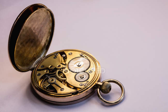 Старий кишеньковий годинник з шестернями — стокове фото