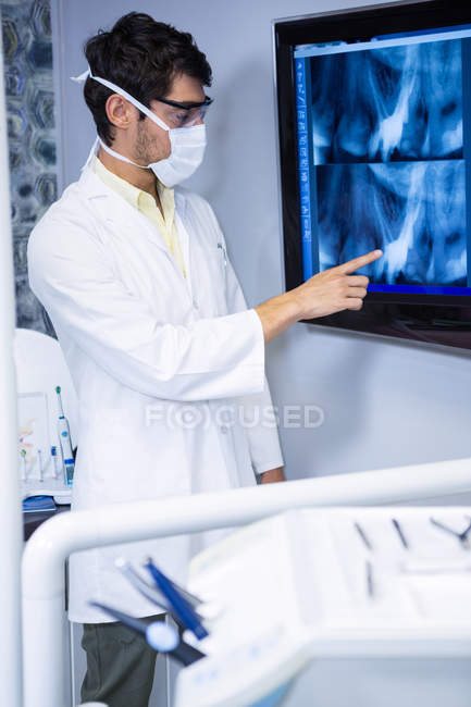 Dentista examinando um raio-X no monitor na clínica — Fotografia de Stock