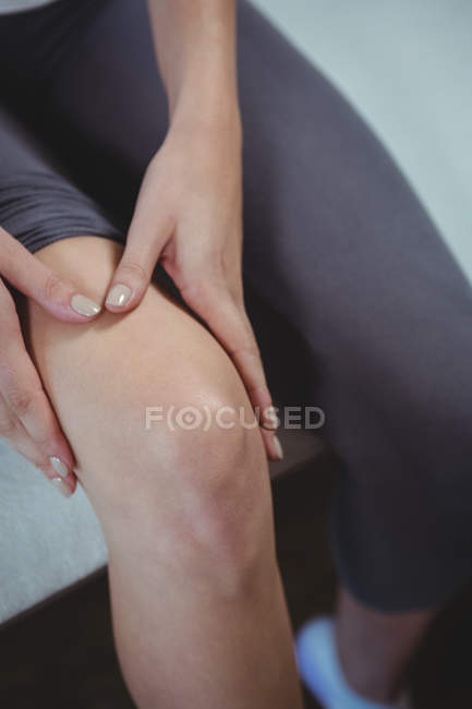 Imagen recortada del paciente femenino con lesión de rodilla en la clínica - foto de stock