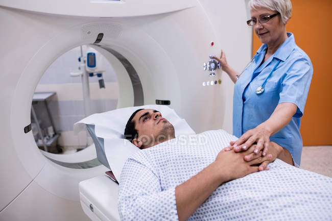 Paciente ingresando a la máquina de resonancia magnética en el hospital - foto de stock