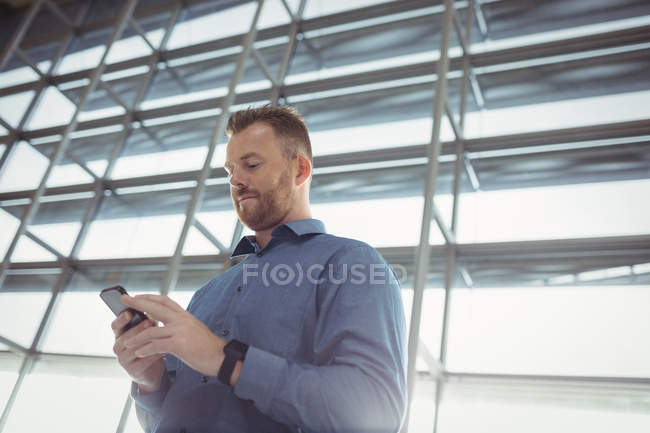Mann benutzte Handy im Wartebereich am Flughafen-Terminal — Stockfoto