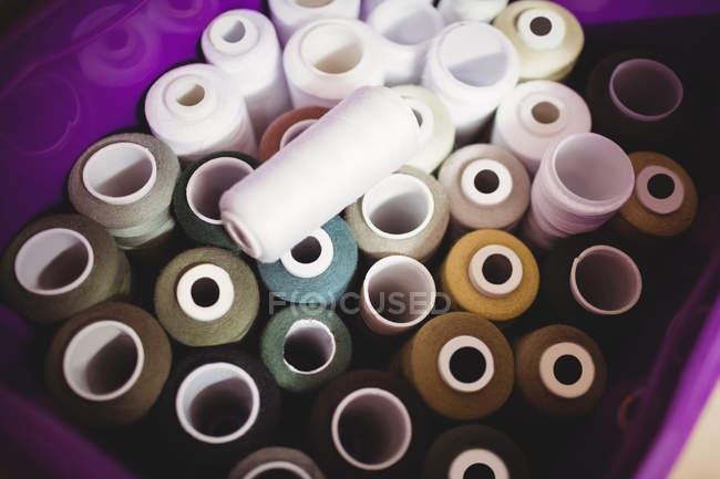 Барвисті кульки ниток в коробці в швейній студії — стокове фото