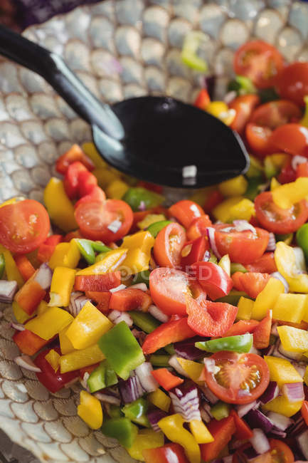 Крупный план овощного салата на тарелке в супермаркете — стоковое фото
