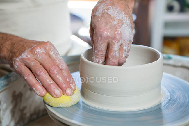 Imagem cortada de oleiro fazendo pote em oficina de cerâmica — Fotografia de Stock