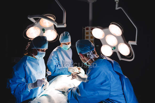 Surgeons performing operation in operation room at hospital — Stock Photo