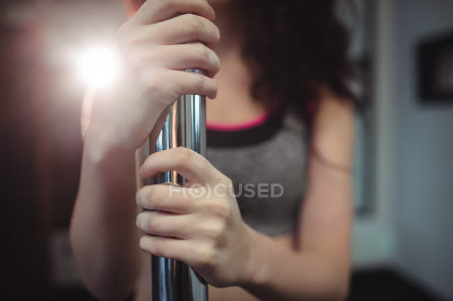 Imagem cortada de pole dancer segurando pólo no estúdio de fitness — Fotografia de Stock