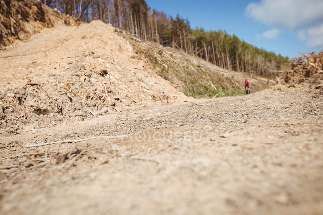 Distancia vista del ciclista de montaña en el camino de tierra en la montaña - foto de stock