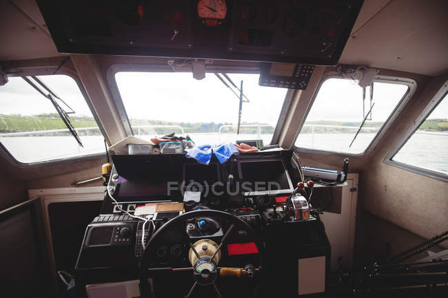 Vue du pont de contrôle du bateau de pêche — Photo de stock