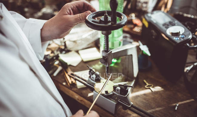 Sección media del horólogo utilizando una fresadora horológica en el taller - foto de stock