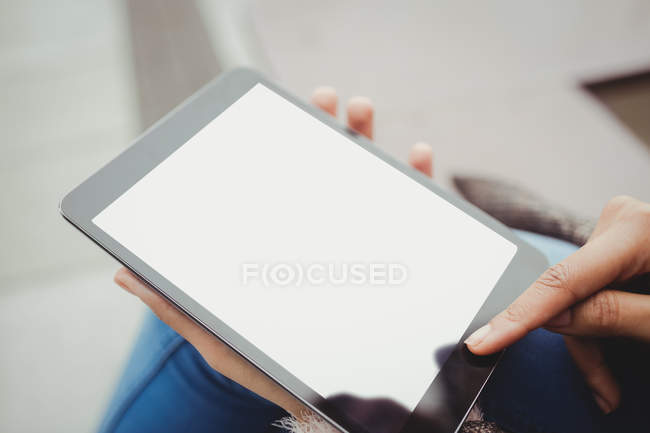 Abgeschnittenes Bild einer Frau mit Tablet-Computer im Freien — Stockfoto