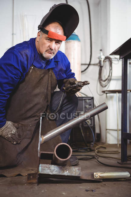 Retrato de soldador com máquina de solda na oficina — Fotografia de Stock