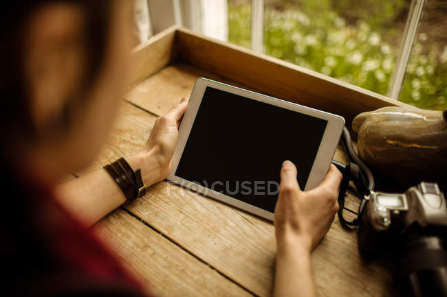 Imagem cortada da mulher usando o computador tablet à mesa — Fotografia de Stock