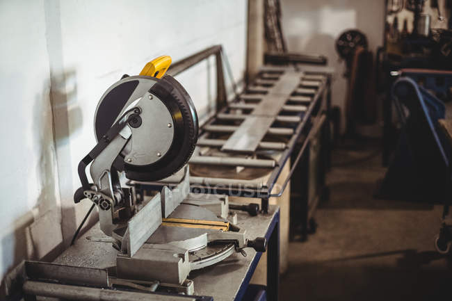 Máquina de sierra circular sobre mesa en taller - foto de stock