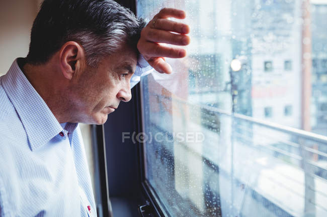 Nahaufnahme eines Arztes, der im Krankenhaus aus dem Fenster schaut — Stockfoto