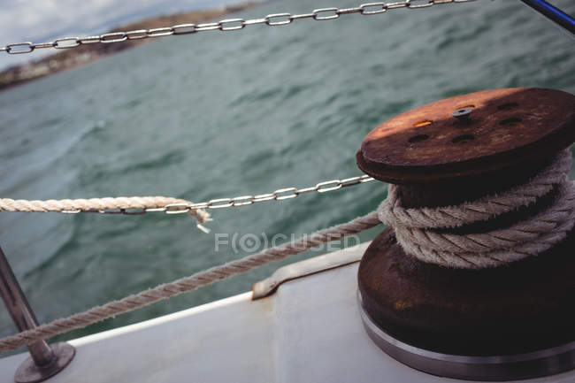 Nahaufnahme von Seil, das an Poller auf dem Bootsdeck gebunden ist — Stockfoto