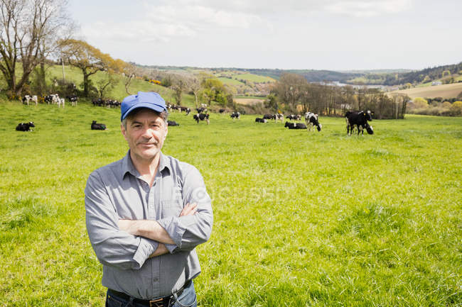 Retrato de agricultor confiante em pé no campo gramado — Fotografia de Stock