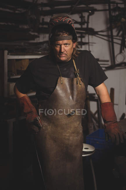 Porträt des Schmieds in der Werkstatt — Stockfoto
