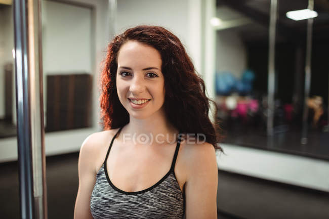 Portrait de pole dancer debout dans un studio de fitness — Photo de stock