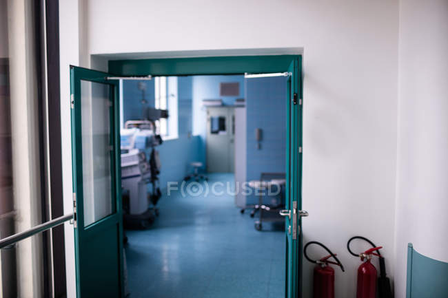 Vista interior del pasillo hospital vacío - foto de stock