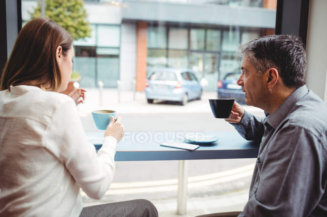 Чоловік і жінка за кавою в кафе — стокове фото