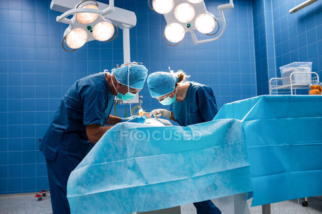 Chirurgen operieren im Operationssaal des Krankenhauses — Stockfoto