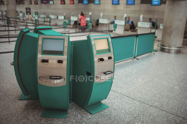 Distributeurs automatiques d'enregistrement en libre-service dans le terminal de l'aéroport — Photo de stock