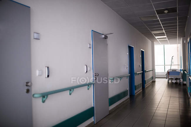 Vista interna del corridoio vuoto dell'ospedale — Foto stock