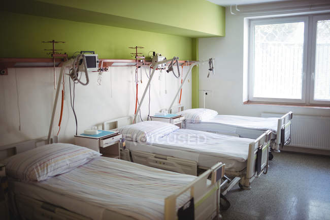 Reparto vuoto con letti e attrezzature mediche in ospedale — Foto stock