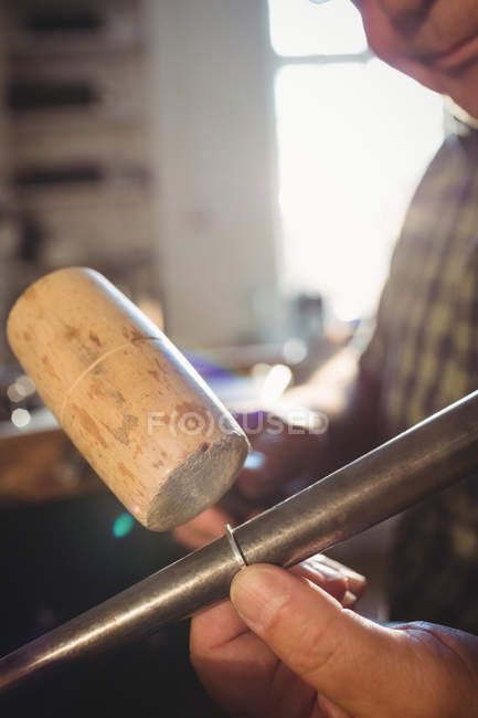 Крупним планом золотошукач готує робочий інструмент в майстерні — стокове фото