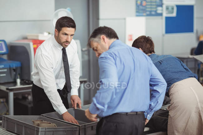 Passagers en contrôle de sécurité à l'intérieur de l'aéroport — Photo de stock