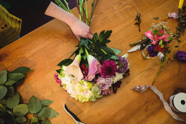 Geschnittenes Bild einer Floristin bei der Vorbereitung eines Blumenstraußes in ihrem Blumenladen — Stockfoto