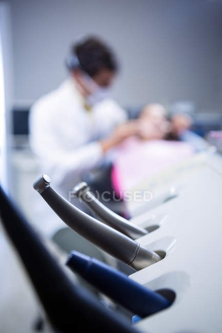 Вибірковий фокус стоматологічних інструментів у клініці — стокове фото