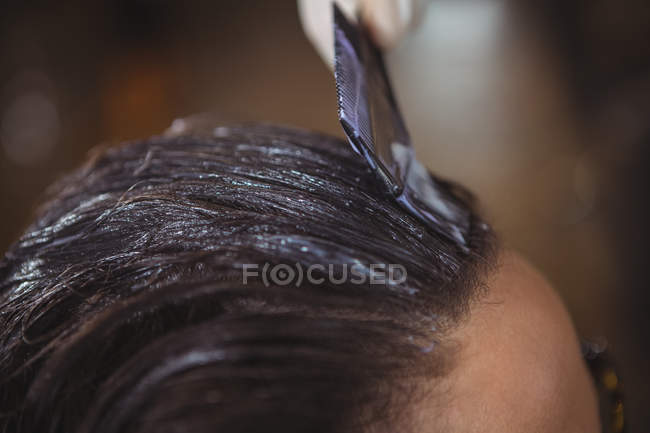 Кадроване зображення фарбування волосся перукарня клієнта в салон — стокове фото