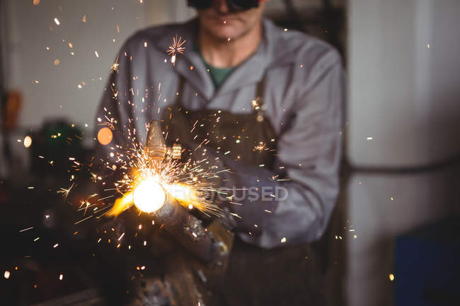 Imagem cortada de soldador de solda de metal na oficina — Fotografia de Stock