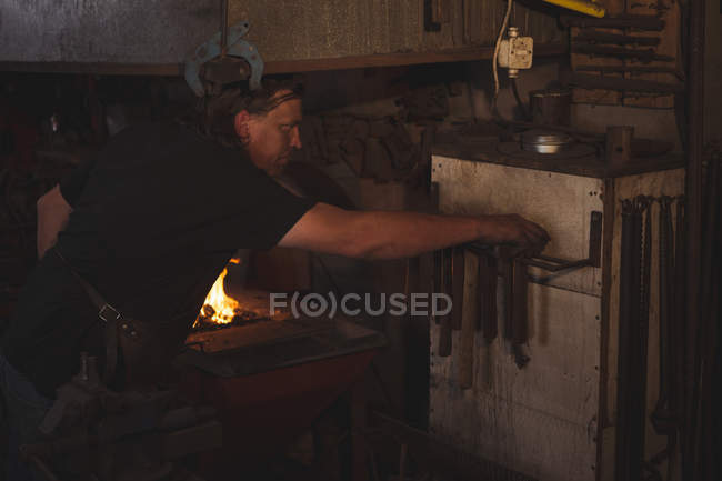 Schmied arbeitet in der Werkstatt — Stockfoto