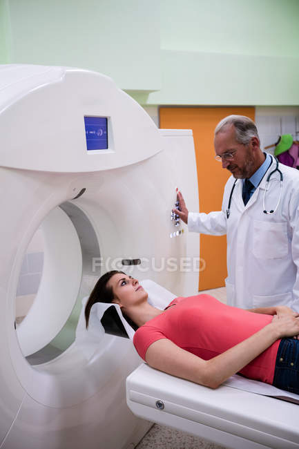 Paziente che entra nella macchina per la risonanza magnetica in ospedale — Foto stock