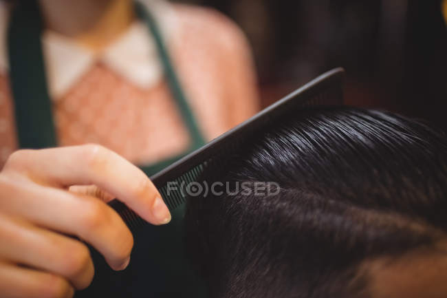 Чоловік обрізає волосся в перукарні — стокове фото