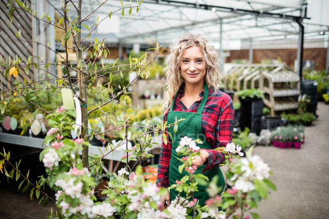 Porträt einer Floristin im Gartencenter — Stockfoto