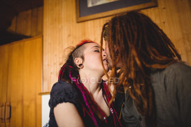 Hipster пару цілуватися в спальні в домашніх умовах — стокове фото