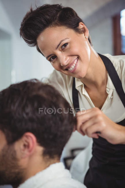 Parrucchiere che taglia capelli di cliente a salone di capelli — Foto stock