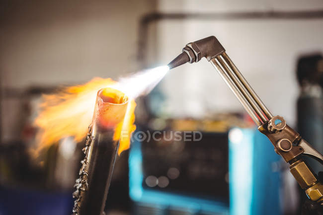 Chispas durante la soldadura de metal en el taller - foto de stock