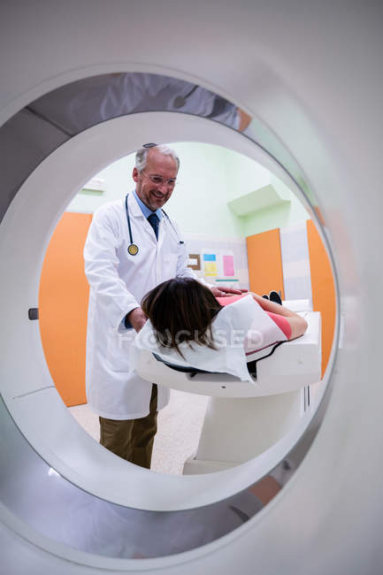 Доктор утешает пациента перед МРТ в больнице — стоковое фото
