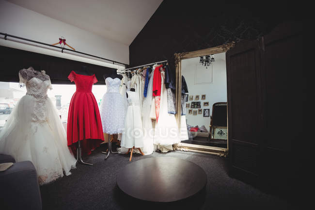 Différentes robes élégantes sur mannequins en studio — Photo de stock