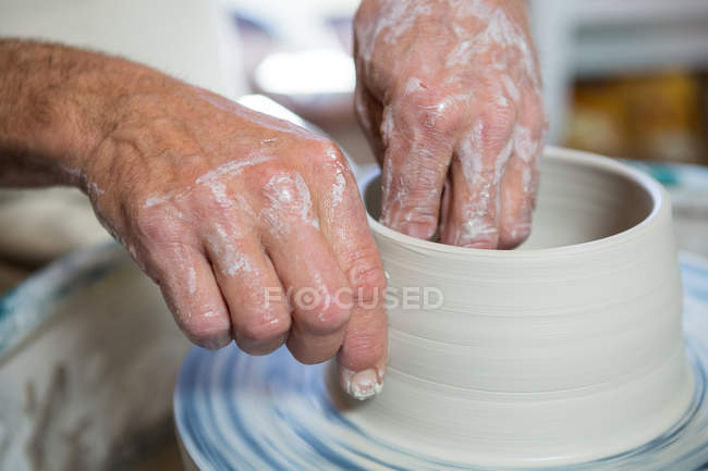 Close-up de cerâmica fazendo pote na oficina de cerâmica — Fotografia de Stock