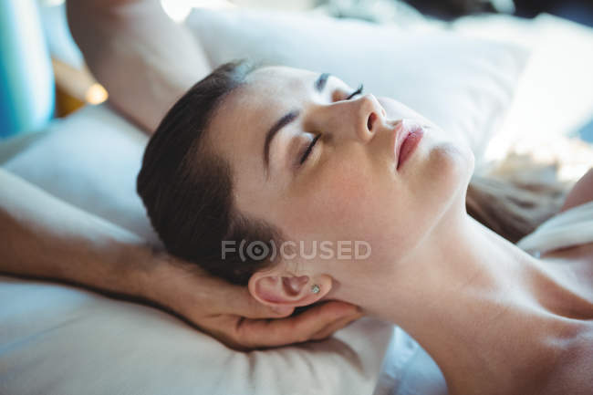 Fisioterapeuta masculino dando massagem na cabeça para paciente do sexo feminino na clínica — Fotografia de Stock