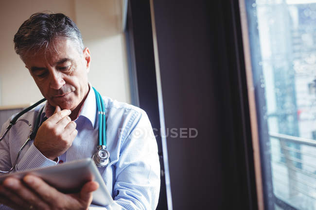 Доктор використовує цифровий планшет у лікарні — стокове фото